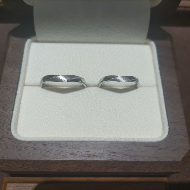 【TANZO.(鍛造指輪)の口コミ】 V字型、粗めマット加工、ダイヤ5pcグラデーション、職人手打ちミルで巻き…