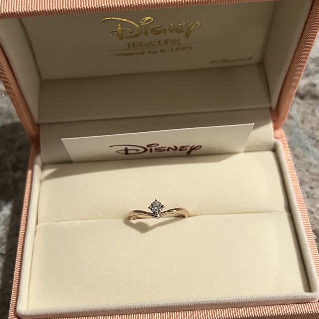 【ケイウノ ブライダル(K.UNO BRIDAL)の口コミ】 眠れる森の美女のオーロラ姫をイメージした指輪です。
色味はオーロラ姫の…