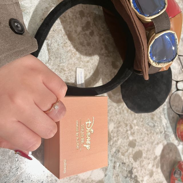 【ケイウノ ブライダル(K.UNO BRIDAL)の口コミ】 眠れる森の美女のオーロラ姫をイメージした指輪です。
色味はオーロラ姫の…