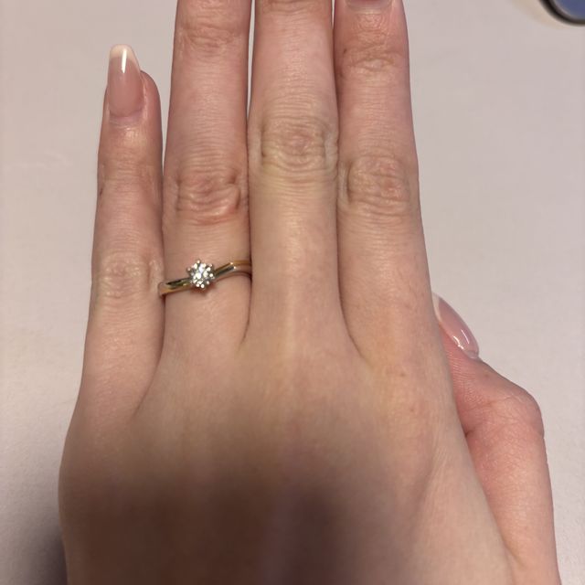 【ケイウノ ブライダル(K.UNO BRIDAL)の口コミ】 中央にダイヤがついて、ウェーブの入ったデザインを探していました。こち…