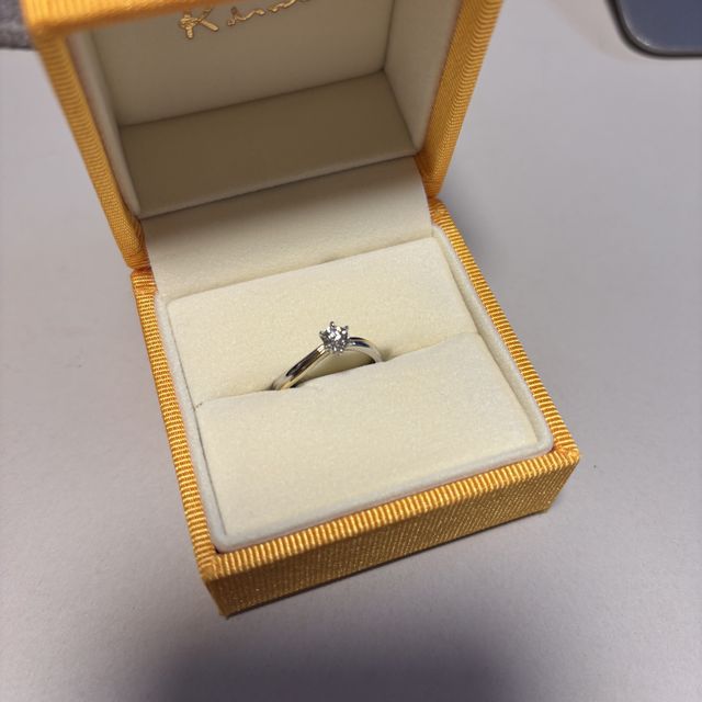 【ケイウノ ブライダル(K.UNO BRIDAL)の口コミ】 中央にダイヤがついて、ウェーブの入ったデザインを探していました。こち…