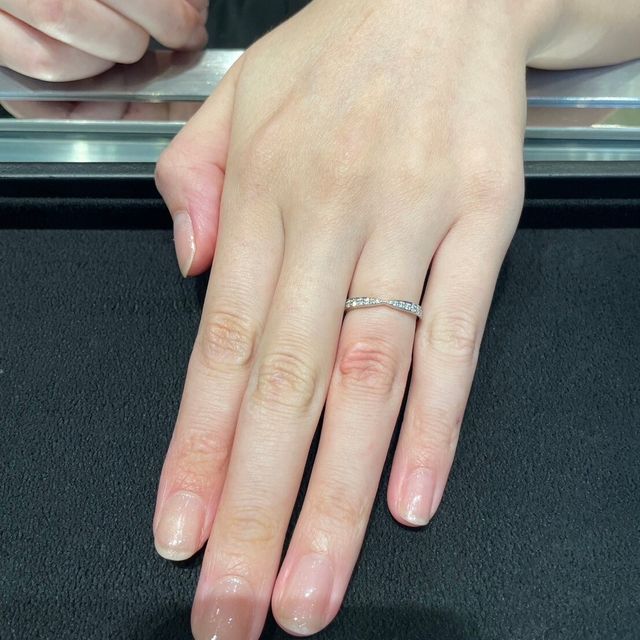 【ティファニー(Tiffany & Co.)の口コミ】 イエローゴールドのハーフエタニティの指輪を探していました。ハーフエタ…