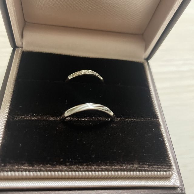 【アイプリモ(I-PRIMO)の口コミ】 着け心地が抜群で、自然と指を細長く見せてくれる指輪です。ゆるくウェー…
