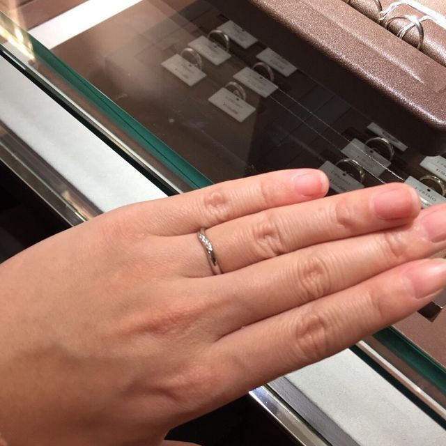 【アイプリモ(I-PRIMO)の口コミ】 指が長い人はウェーブがかかった指輪のが綺麗に指をさらに長く見せるとア…