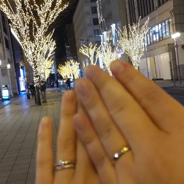 【ラザール ダイヤモンド(LAZARE DIAMOND)の口コミ】 重ね付けでも単独でもどちらにも似合う指輪です。
きらきらとしたダイヤが…