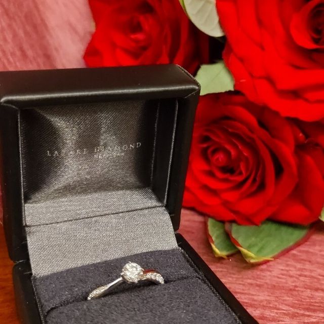 【ラザール ダイヤモンド(LAZARE DIAMOND)の口コミ】 中心のダイヤモンドはもちろんですが、メレダイヤがつけてる本人からも、…