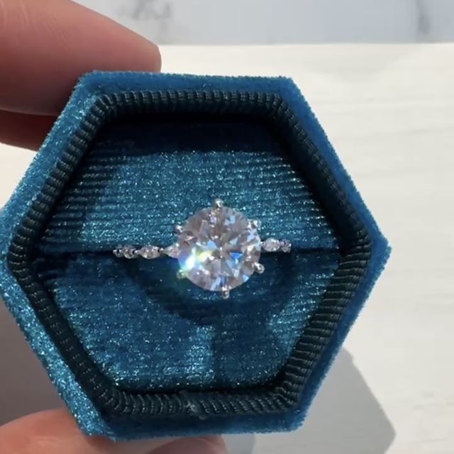 【DIALLURE(ディアリュール)の口コミ】 2カラットの婚約指輪が欲しくて探していました。ただ、自分の指が細めで似…