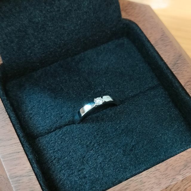 【TANZO.(鍛造指輪)の口コミ】 ファッションリング感覚で着けられて、将来的には結婚指輪と重ね着けでき…