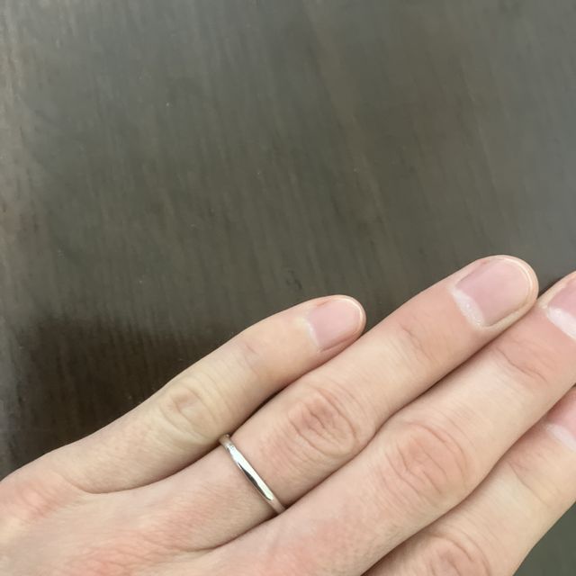 【カオキ　ダイヤモンド専門卸直営店の口コミ】 毎日つけられるシンプルで主張の少ない指輪です。
細めですがプラチナがし…