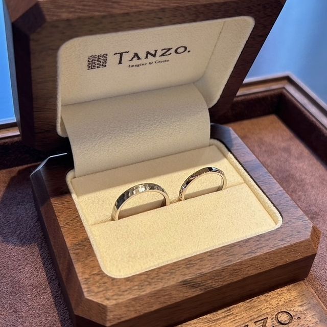 【TANZO.(鍛造指輪)の口コミ】 内外のコンビのデザインで、外側がプラチナ内側がコーラルゴールドで仕上…