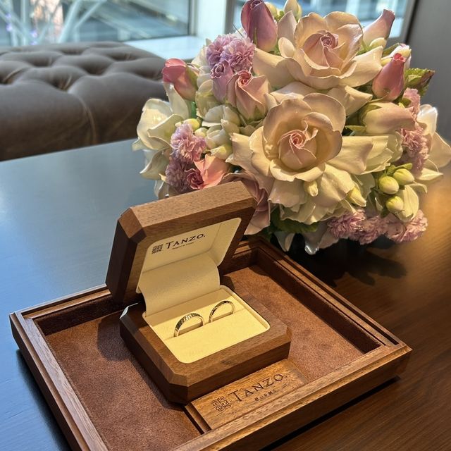 【TANZO.(鍛造指輪)の口コミ】 表面はコーラルゴールド、裏面プラチナで作ってもらいました。
コーラルゴ…