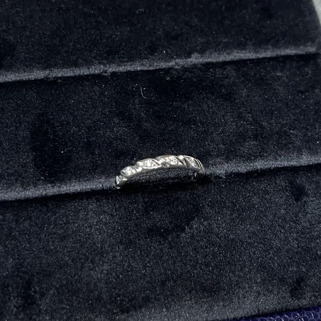 【ショーメ(CHAUMET)の口コミ】 ダイヤが8つあしらわれた、螺旋のデザインです。HPで下見した段階ではあま…