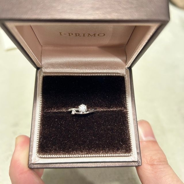 【アイプリモ(I-PRIMO)の口コミ】 大きなダイヤモンドの隣に凛と存在するピンクダイヤモンドが特徴的な指輪…
