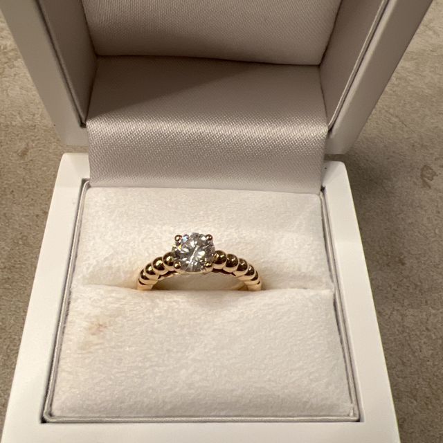 【ヴァン クリーフ＆アーペル(Van Cleef & Arpels)の口コミ】 流行り廃りのないデザインで存在感があり、大きいダイヤが目を引く指輪で…