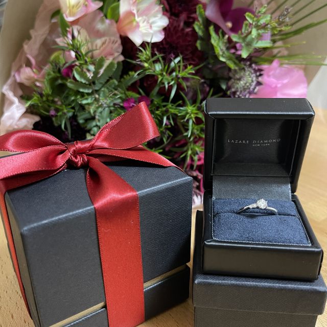 【ラザール ダイヤモンド(LAZARE DIAMOND)の口コミ】 シンプルで横にも小さダイヤが付いているので華やかさもありお気に入りで…