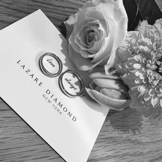 【ラザール ダイヤモンド(LAZARE DIAMOND)の口コミ】 9つのダイヤが埋め込まれており、存在感あり、どこから見ても美しいです。…