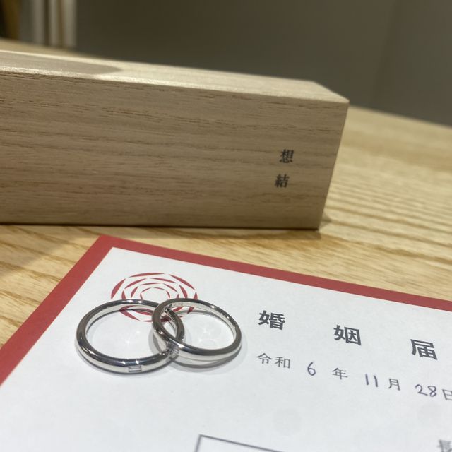 【出雲結(いずもゆい)の口コミ】 シンプルかつ他ではあまり見かけない、長方形のダイヤが埋め込まれており…