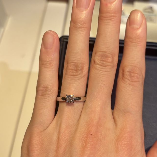 【銀座ダイヤモンドシライシの口コミ】 横にメレダイヤとかはなく一粒ダイヤのデザインとしたことで、メインとな…