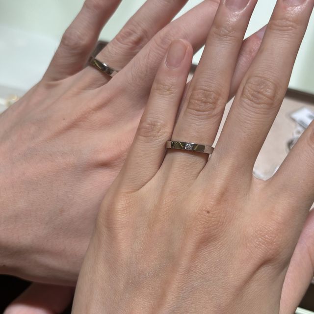 【ブルガリ(BVLGARI)の口コミ】 直線的なデザインでシンプルながらも贅沢にプラチナを使ったリングで存在…