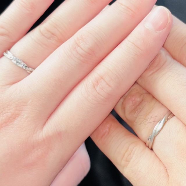 【ヴァンドーム青山(VENDOME AOYAMA)の口コミ】 わたしの方の指輪のデザインは、カーブと細やかなダイヤモンドがとても映…