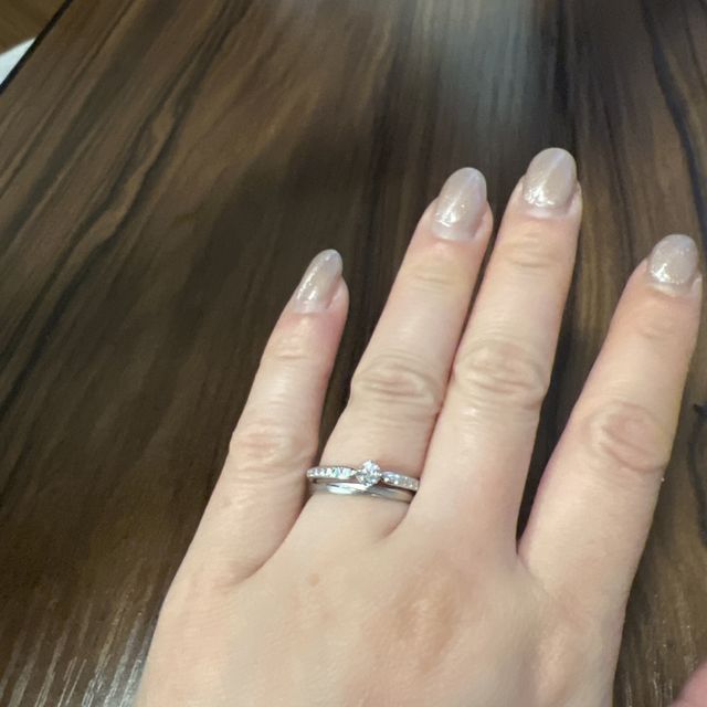 【アイプリモ(I-PRIMO)の口コミ】 婚約指輪はダイヤを引き立てるようなキラキラと、シュッとしたデザインが…