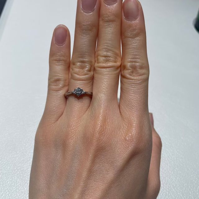 【アイプリモ(I-PRIMO)の口コミ】 左右対称で指が綺麗に見える点。周辺のダイヤは小さめで一番中心のダイヤ…