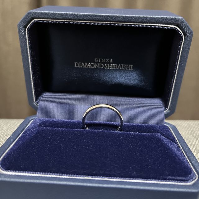 【銀座ダイヤモンドシライシの口コミ】 シンプルなデザインでツヤのある質感です。
形はストレートタイプ。
あま…