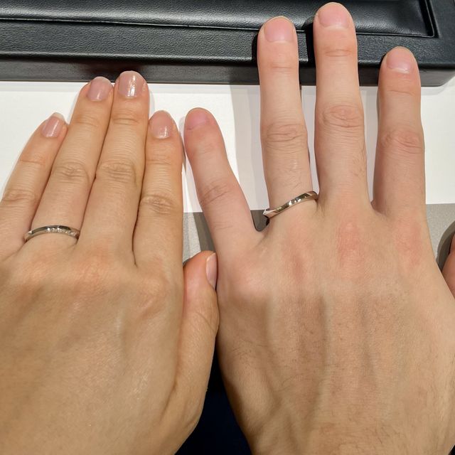 【ラザール ダイヤモンド(LAZARE DIAMOND)の口コミ】 完全なストレートではなくゆるくウェーブのかかったデザインで、上下から…