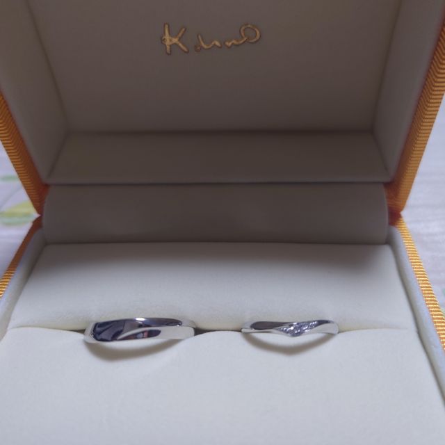 【ケイウノ ブライダル(K.UNO BRIDAL)の口コミ】 指が細く長く見えるようなデザインで良いと思います。
ダイヤの個数を自身…