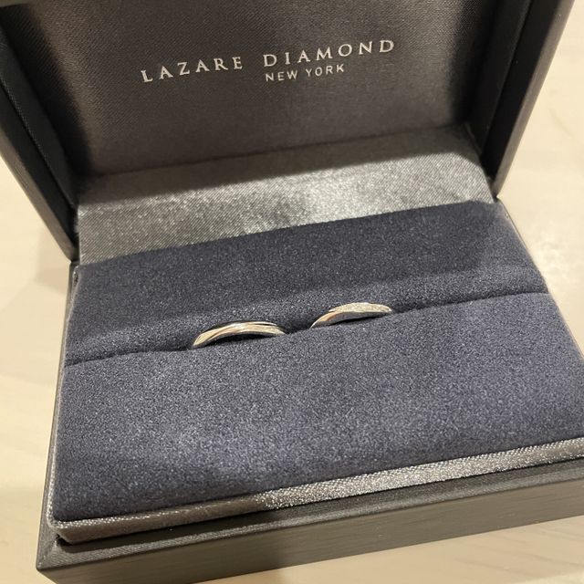 【ラザール ダイヤモンド(LAZARE DIAMOND)の口コミ】 新郎側はストレートタイプのものに、細かなラインが入っているのが特徴的…