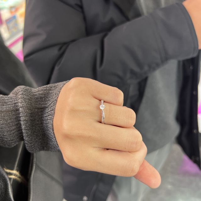 【ラザール ダイヤモンド(LAZARE DIAMOND)の口コミ】 綺麗な曲線で、シンプルだけど華やかさのあるデザインで、とてもかわいい…