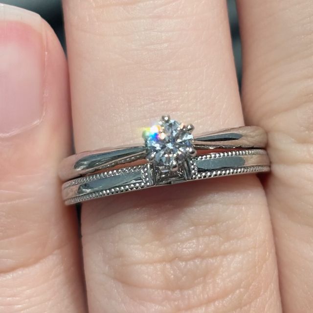 【エクセルコダイヤモンド(EXELCO DIAMOND)の口コミ】 結婚指輪の方はミル打ちが可愛く気になっていたので試着させていただきま…