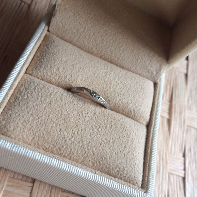 【BRILLIANCE+(ブリリアンスプラス)の口コミ】 シンプルなものが欲しかったのですが、シンプルなのに特徴的なウェーブラ…