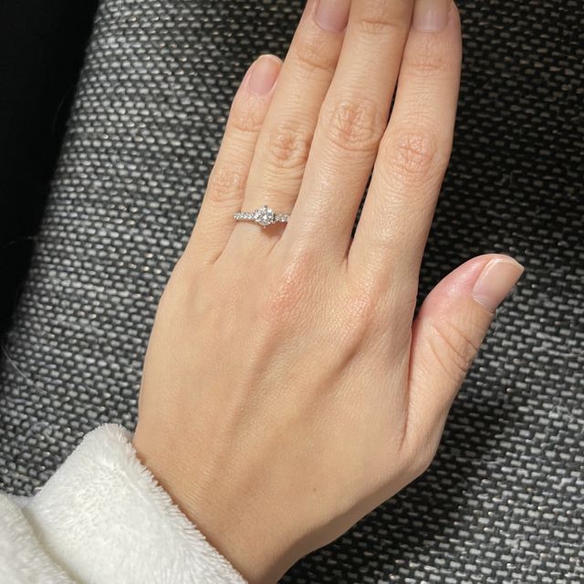 【銀座ダイヤモンドシライシの口コミ】 ダイヤモンドがたくさんついているデザインがとても気に入りました。試着…