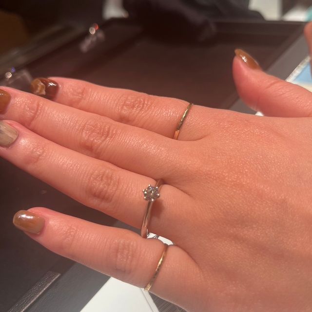 【銀座ダイヤモンドシライシの口コミ】 指輪は一つ一つにストーリーがあり、どんな気持ちで作られたものか聞くの…