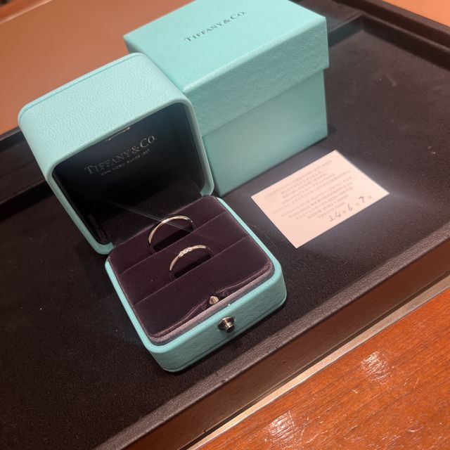 【ティファニー(Tiffany & Co.)の口コミ】 3つの石が並んでいる結婚指輪と、大きめのダイヤのついている婚約指輪にし…