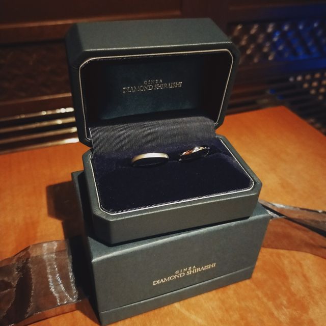 【銀座ダイヤモンドシライシの口コミ】 私の指輪は全体的にデコボコ感のあるデザインで、自分の手や指の形に合わ…