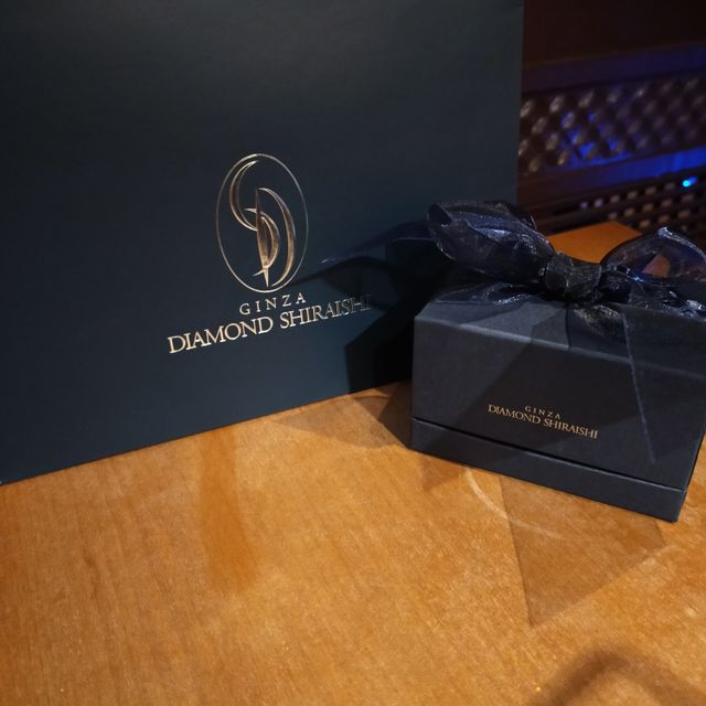 【銀座ダイヤモンドシライシの口コミ】 私の指輪は全体的にデコボコ感のあるデザインで、自分の手や指の形に合わ…