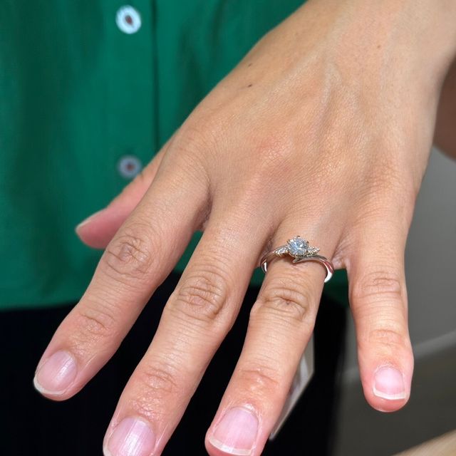 【出雲結(いずもゆい)の口コミ】 婚約指輪を購入するならデザインもシンプルでかなり洗礼された印象を受け…
