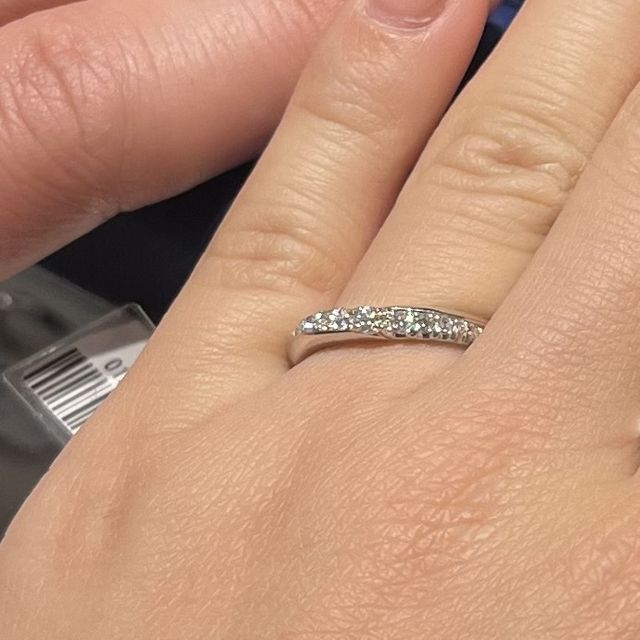 【銀座ダイヤモンドシライシの口コミ】 エタニティリングを探していてこちらのデザインが気になりました。斜めの…