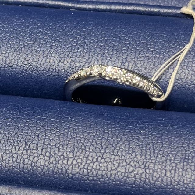 【銀座ダイヤモンドシライシの口コミ】 エタニティリングを探していてこちらのデザインが気になりました。斜めの…