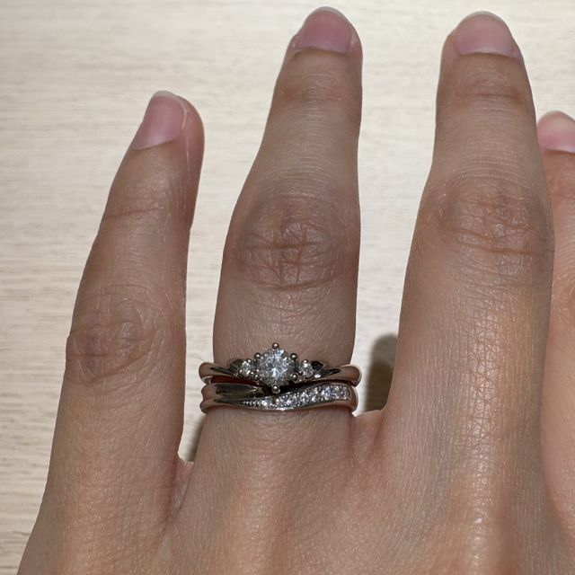 【BONDS(ボンズ)の口コミ】 最初はストレートで探していましたが、婚約指輪と一緒につけた時の相性が…