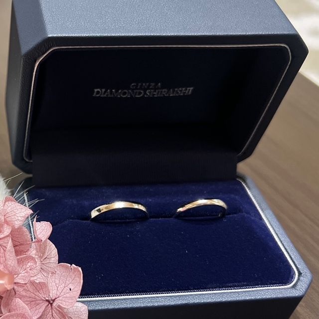 【銀座ダイヤモンドシライシの口コミ】 デザインは定番の形で、幅が広めのものを選びました。プラチナの光沢があ…