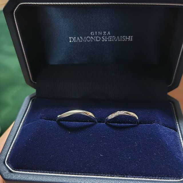 【銀座ダイヤモンドシライシの口コミ】 デザインは妻の好みに合うもので探しており、シンプルで指の形に合うもの…