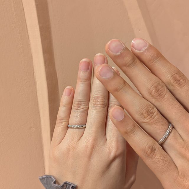 【ケイウノ ブライダル(K.UNO BRIDAL)の口コミ】 新婦指輪の上部に17粒のメレダイヤが三日月状に連なっています。指輪を探…