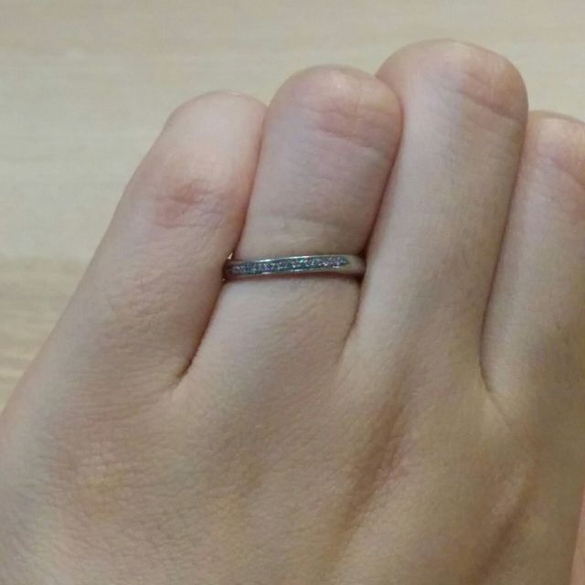 【4℃ BRIDAL(ヨンドシーブライダル)の口コミ】 　なだらかにカーブしたデザインなので、指の短い私でも短い指がごまかせ…