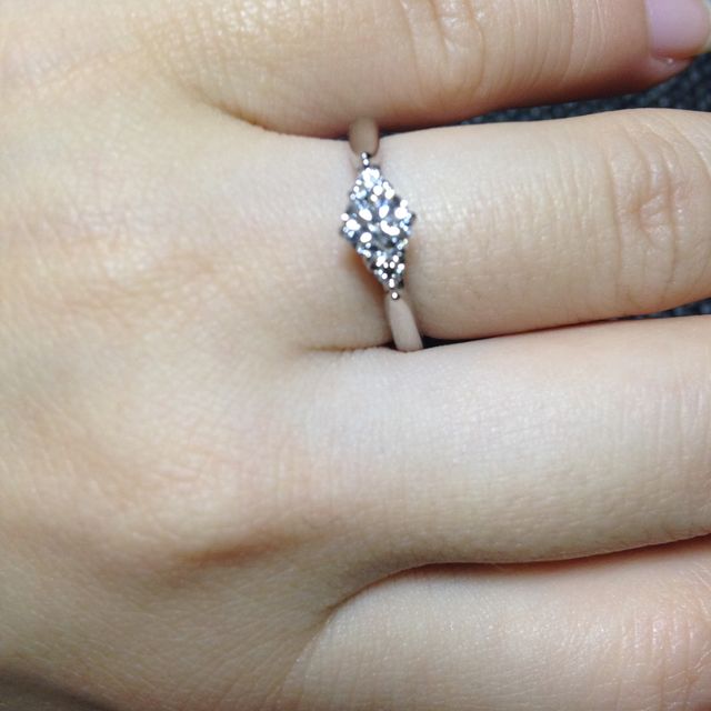 【銀座ダイヤモンドシライシの口コミ】 センターダイヤモンドのサイドに小さなメレダイヤがあるので、センターの…