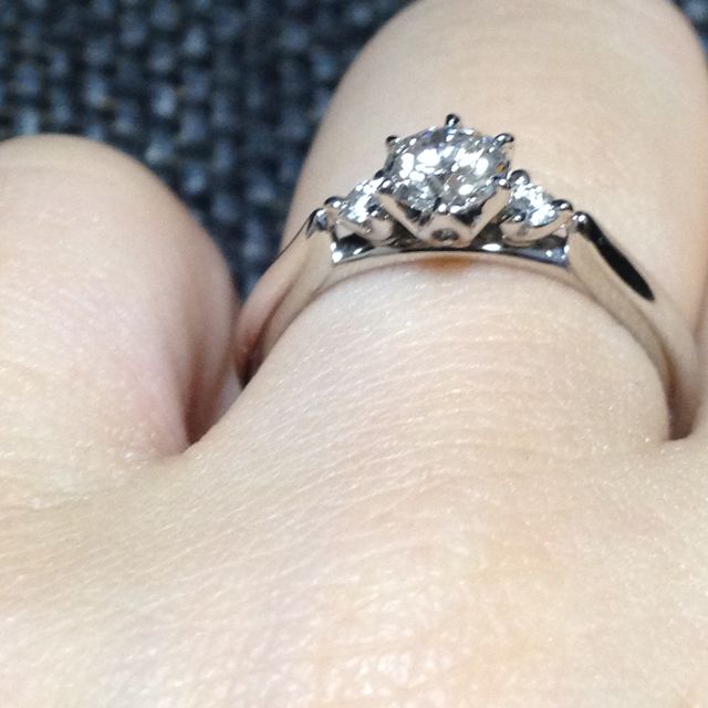 【銀座ダイヤモンドシライシの口コミ】 センターダイヤモンドのサイドに小さなメレダイヤがあるので、センターの…