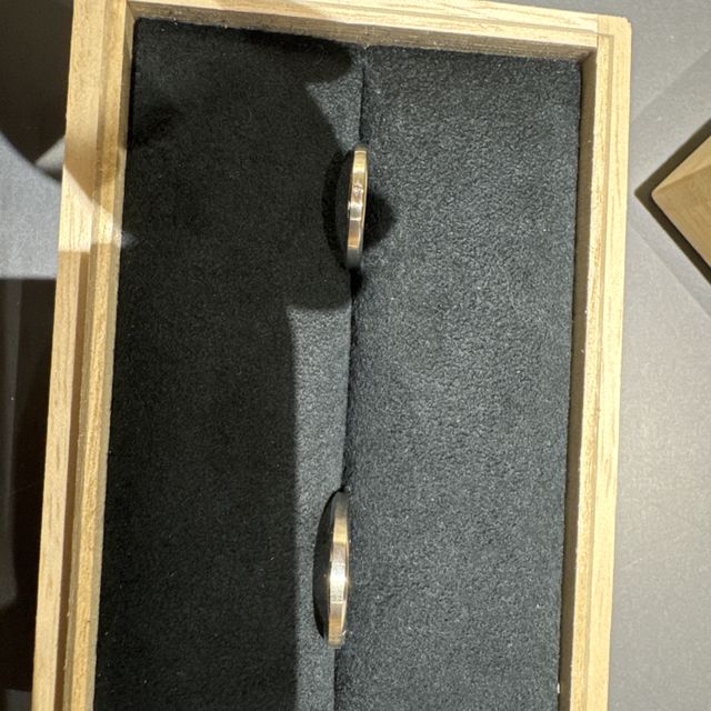 【出雲結(いずもゆい)の口コミ】 2人の指輪のセット写真です。シンプルなデザインながらもカッコよく付けら…