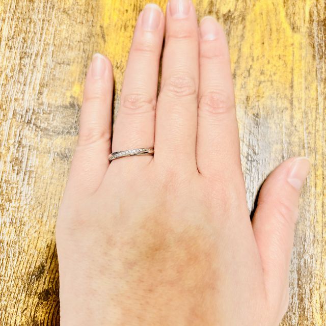 【エクセルコダイヤモンド(EXELCO DIAMOND)の口コミ】 小さめのダイヤモンドがキラキラと輝いていて、かわいらしく可憐です。リ…